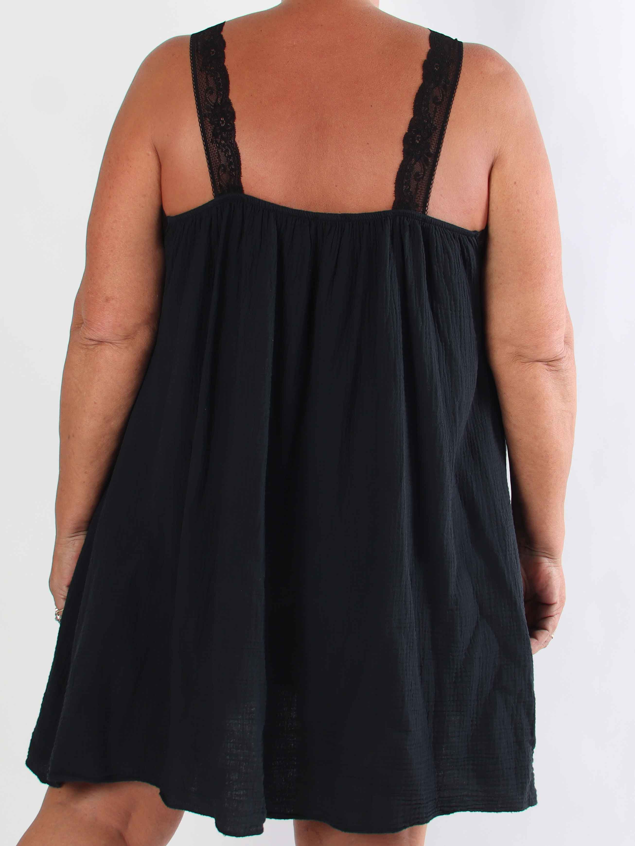 Taimi - Plus size kjole i bomulds-musselin stof med blondestropper
